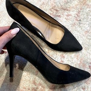 Women’s size 8 black pumps